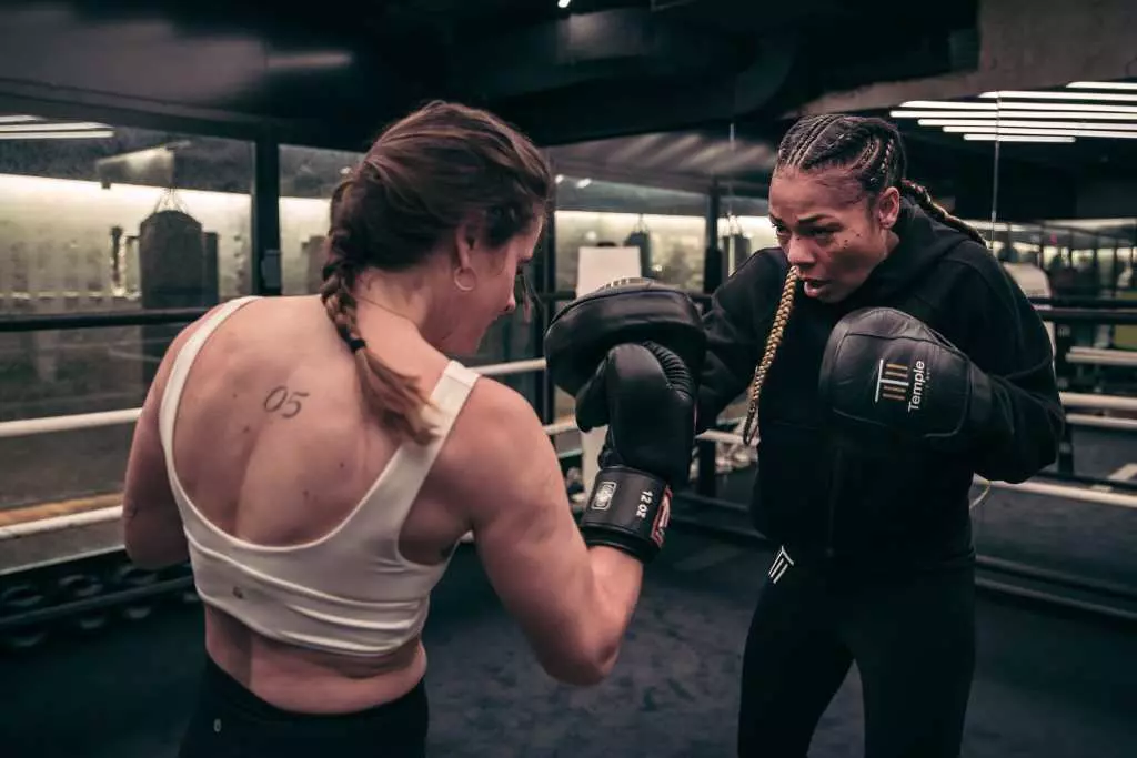 Cours de boxe sur ring mixte à Paris