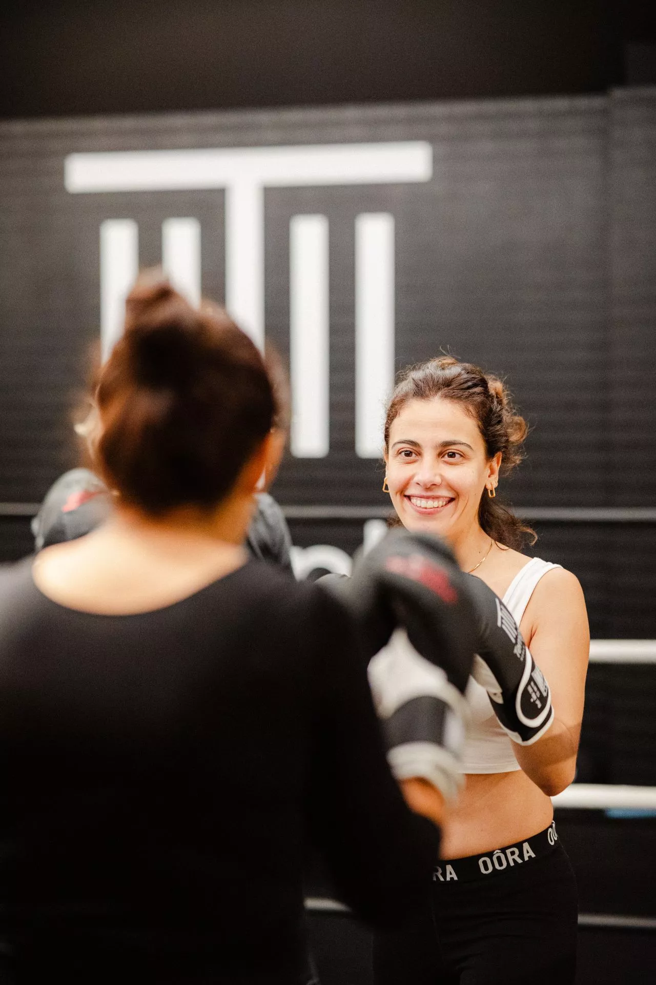 Femme sur ring de boxe au Temple à Paris